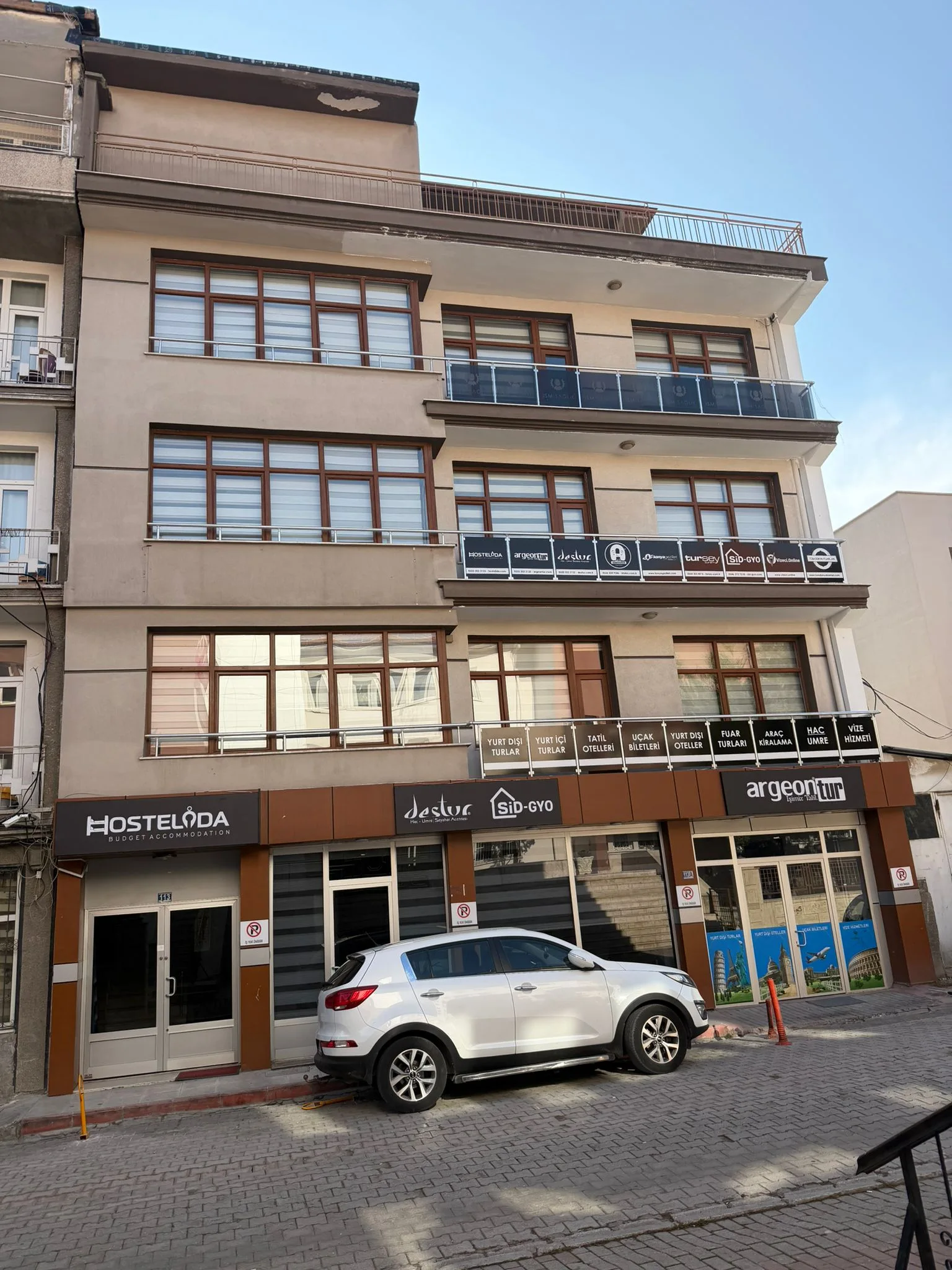 Hostelida Konya'nın ferah ve aydınlık ortak salonu, misafirlerin dinlendiği bir an