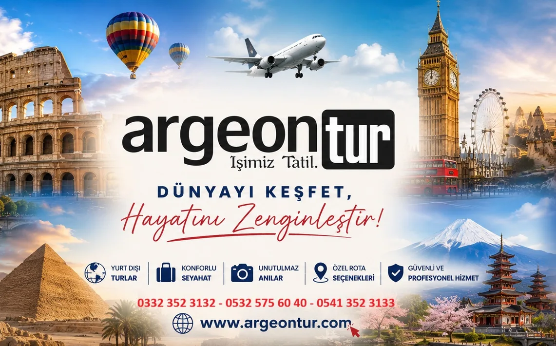 Amsterdam kanallarında yüzen tekneler ve tarihi Hollanda evleri